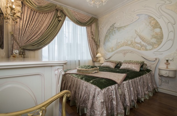Элегантное трио: асимметричные шторы и сваг в интерьере спальни
