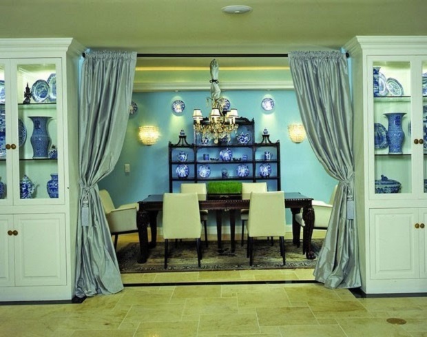 На фото – разграничение столовой и кухонной зоны при помощи шторы